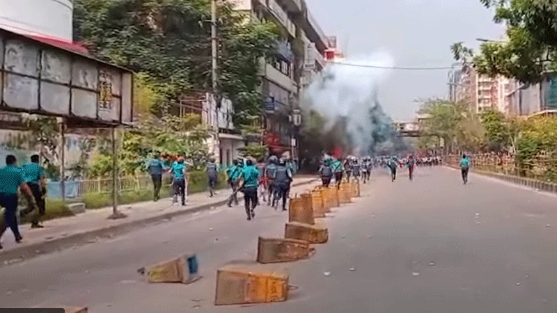 আইডিয়াল কলেজ শিক্ষার্থীদের সঙ্গে পুলিশের সংঘর্ষ