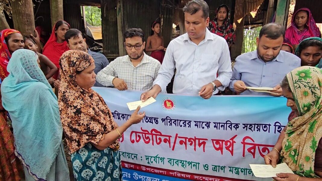 গোয়ালন্দে আগুনে পোড়া ১০ পরিবারের মাঝে চেক বিতরণ