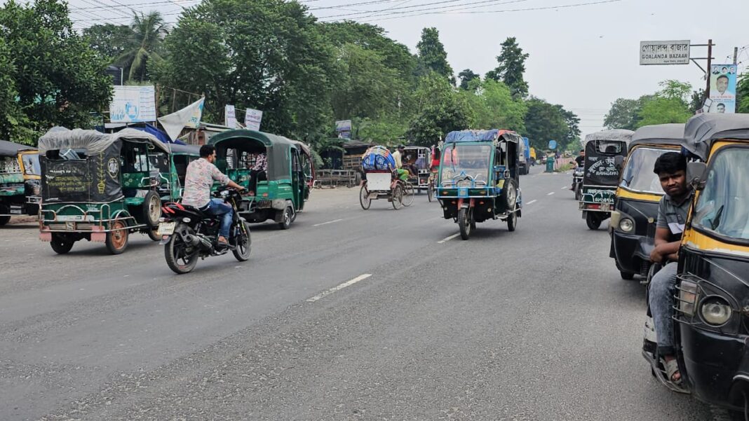 রাজবাড়ীর মহাসড়কে তিন চাকার যানের দৌরাত্ম