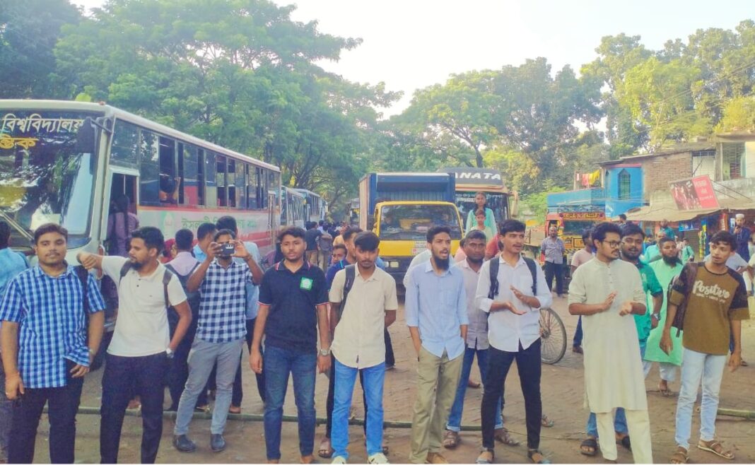 ইবি শিক্ষার্থীদের মহাসড়ক অবরোধ, সংস্কার দাবি