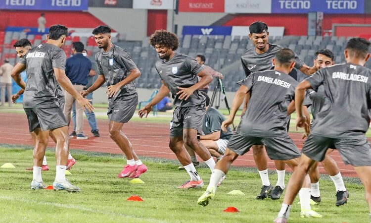 ফুটবল উন্মাদনার আরও একদিন, হংকংয়ের মুখোমুখি বাংলাদেশ