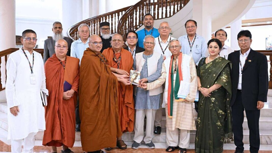 প্রবারণা পূর্ণিমা উপলক্ষে প্রধান উপদেষ্টার সঙ্গে বৌদ্ধ ধর্মীয় নেতাদের শুভেচ্ছা বিনিময়