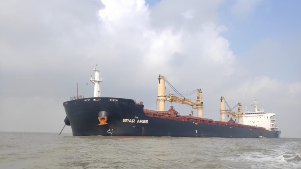 ৬১ হাজার টন গম নিয়ে মার্কিন জাহাজ ভিড়ল চট্টগ্রাম বন্দরে