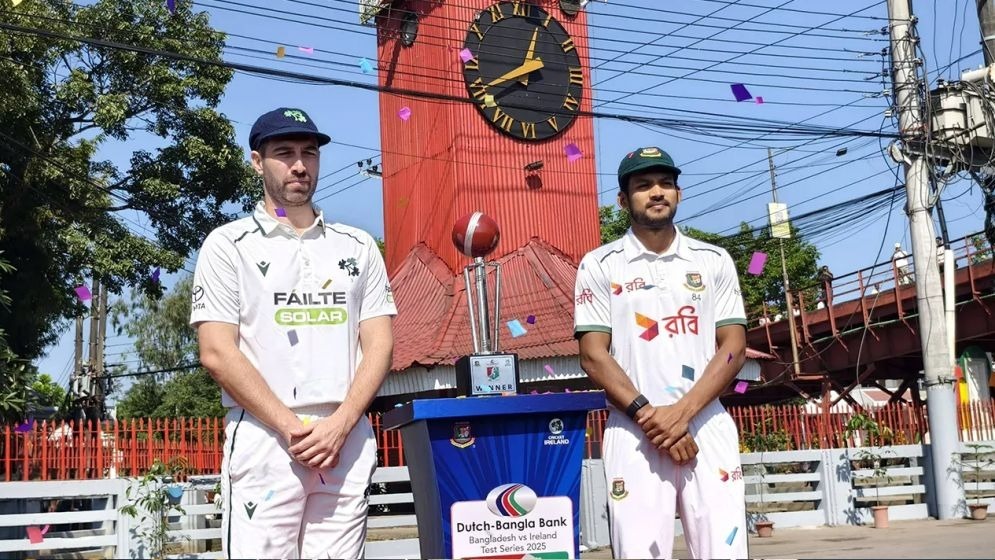 সিলেটে দেড়শ বছরের ঐতিহাসিক ঘড়িঘরের সামনে টেস্ট ট্রফি উন্মোচন