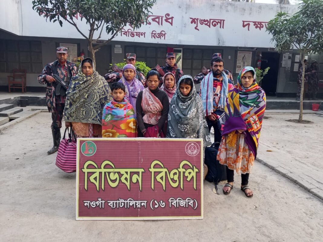 চাঁপাইনবাবগঞ্জের গোমস্তাপুর সীমান্ত দিয়ে ১৫ বাংলাদেশিকে পুশইন করেছে বিএসএফ