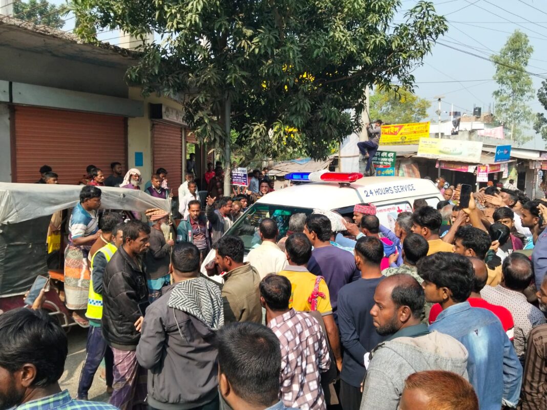 নাটোরে স্যারের দাবিতে সড়ক অবরোধ