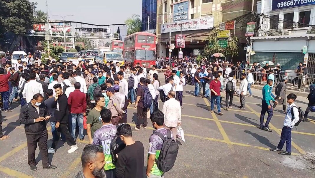 দুই পক্ষের সংঘর্ষে সহপাঠীর মৃত্যু, তেজগাঁও কলেজের শিক্ষার্থীদের ফার্মগেট অবরোধ