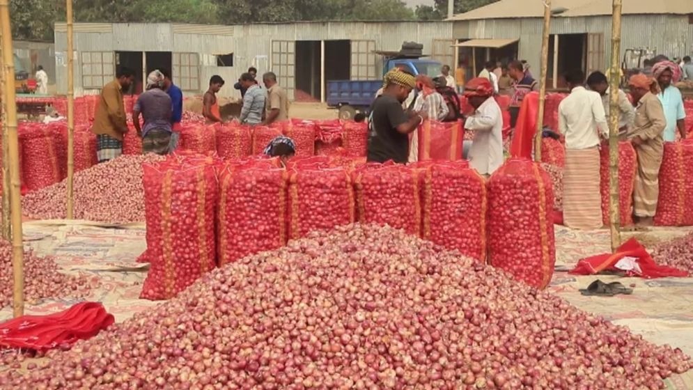 পর্যাপ্ত মজুদ সত্ত্বেও দুই দিনে পেঁয়াজের দাম বাড়ল ৪০ টাকা