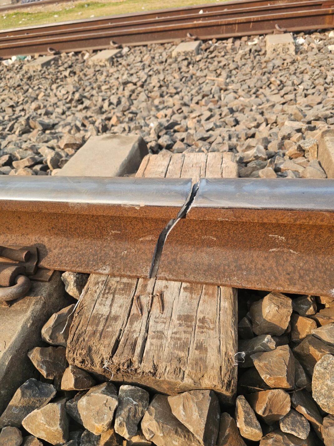 নাটোরের নলডাঙ্গায় রেলস্টেশনে রেললাইনে ফাটল