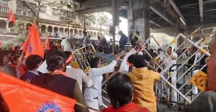 দিল্লির পর কলকাতায় ব্যারিকেড ভেঙে বাংলাদেশ উপহাইকমিশনে প্রবেশের চেষ্টা