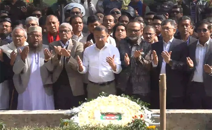 শহীদ ওসমান হাদির কবর জিয়ারত করলেন তারেক রহমান