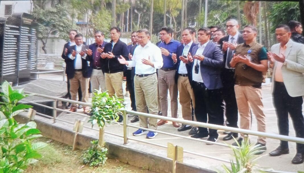 পিলখানায় শহীদ ৫৭ সেনা কর্মকর্তার কবর জিয়ারত করলেন তারেক রহমান