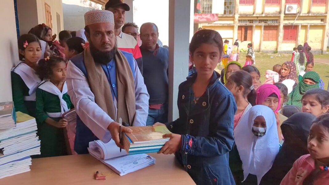 পিরোজপুরে শিক্ষার্থীদের মধ্যে নতুন বই বিতরণ