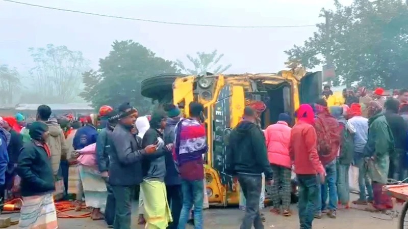 রাজশাহীতে বাজারের ভেতর বালুবোঝাই ট্রাক উল্টে নিহত