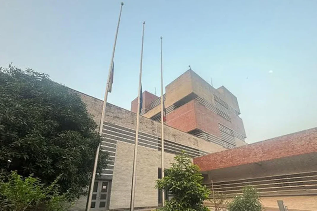 খালেদা জিয়ার সম্মানে বিদেশি দূতাবাসে জাতীয় পতাকা অর্ধনমিত