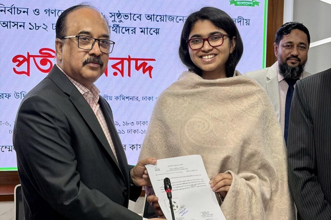 ফুটবল পেয়ে খুশি তাসনিম জারা