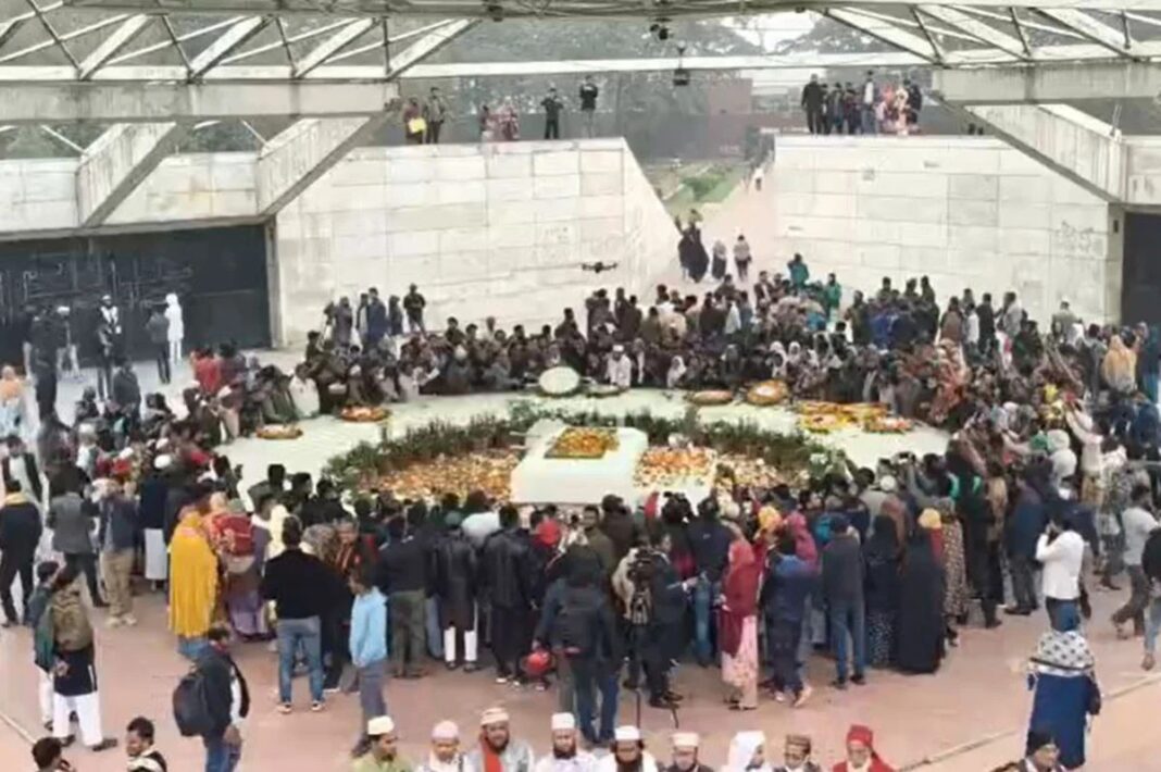 শীত উপেক্ষা করে খালেদা জিয়ার সমাধিতে শ্রদ্ধা জানাচ্ছেন সর্বস্তরের মানুষ