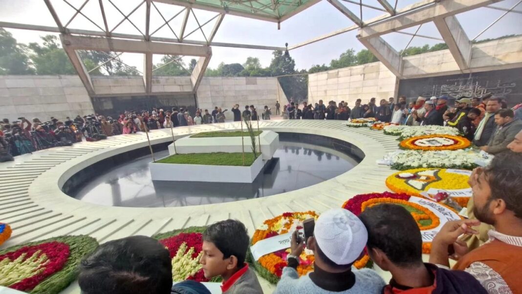 খালেদা জিয়ার প্রতি শ্রদ্ধা জানাচ্ছেন নেতাকর্মীসহ সর্বস্তরের মানুষ