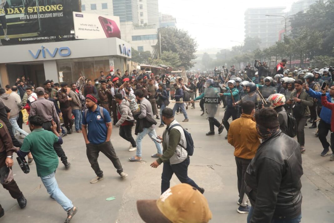 মোবাইল ব্যবসায়ীদের লাঠিপেটা করে সড়ক থেকে সরিয়ে দিল পুলিশ