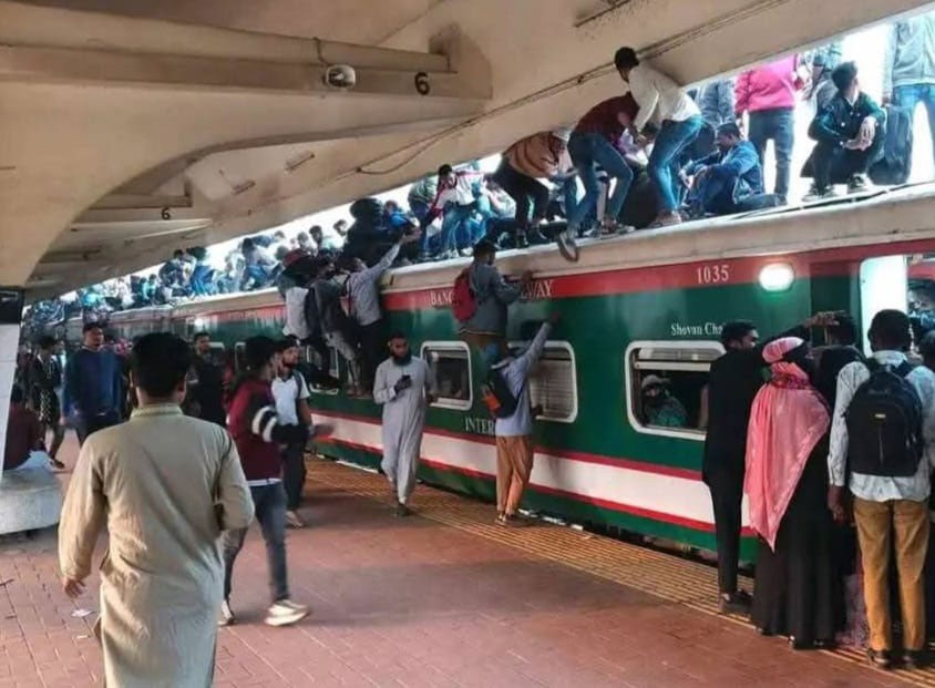 ভোটের আগে ঘরমুখী মানুষের ঢল, মহাসড়কে দীর্ঘ যানজট, ট্রেনের ছাদও ভরপুর