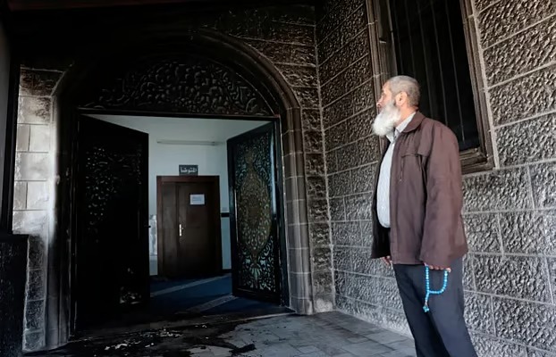 পবিত্র রমজানে পশ্চিম তীরের মসজিদে আগুন দিল অবৈধ ইহুদি বসতি স্থাপনকারীরা