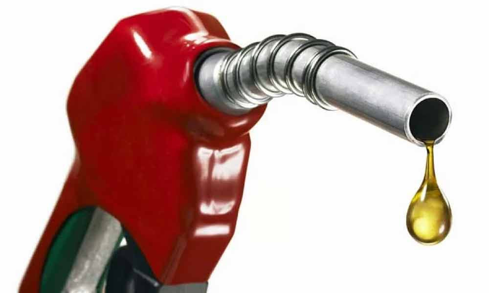 তেল মজুদকারী ধরতে লাখ টাকা পুরস্কার ঘোষণা