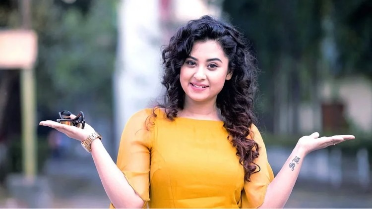 এবার গান শোনাবেন বুবলী