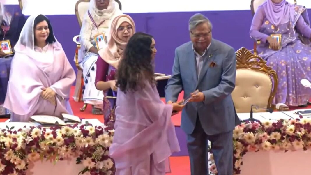 শ্রেষ্ঠ অদম্য নারী পুরস্কার পেলেন খালেদা জিয়াসহ ৬ জন