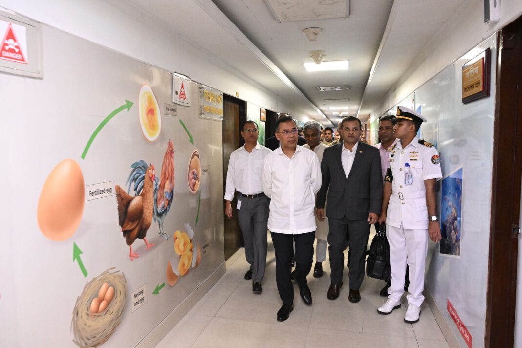 সচিবালয়ে বিভিন্ন দফতরে আকস্মিক পরিদর্শনে প্রধানমন্ত্রী