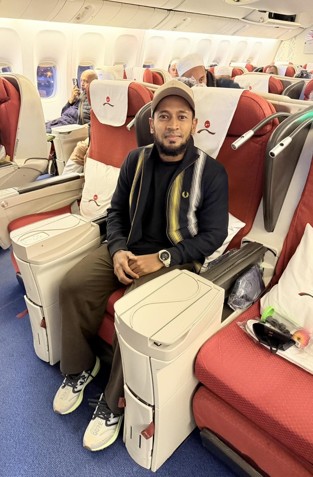 সব শঙ্কা কাটিয়ে সৌদি আরব থেকে দেশে ফিরলেন মুশফিক