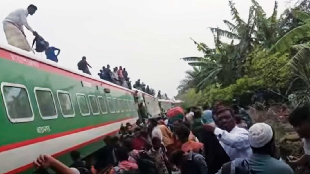 সান্তাহারে নীলসাগর এক্সপ্রেসের ৯ বগি লাইনচ্যুত, উত্তরবঙ্গের সঙ্গে রেল যোগাযোগ বন্ধ