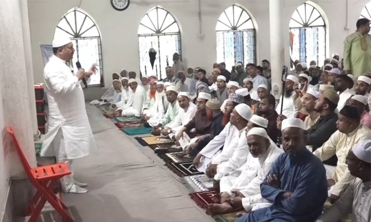 গৌরনদীতে নিজ এলাকায় ঈদুল ফিতরের নামাজ আদায় তথ্যমন্ত্রীর