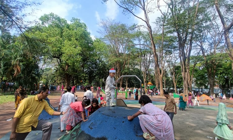 রাজধানীর বিনোদন কেন্দ্রগুলোতে উপচে পড়া ভিড়