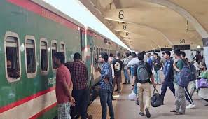 কমলাপুর থেকে সময় মতো ছাড়ছে ট্রেন, যাত্রীদের ভিড়