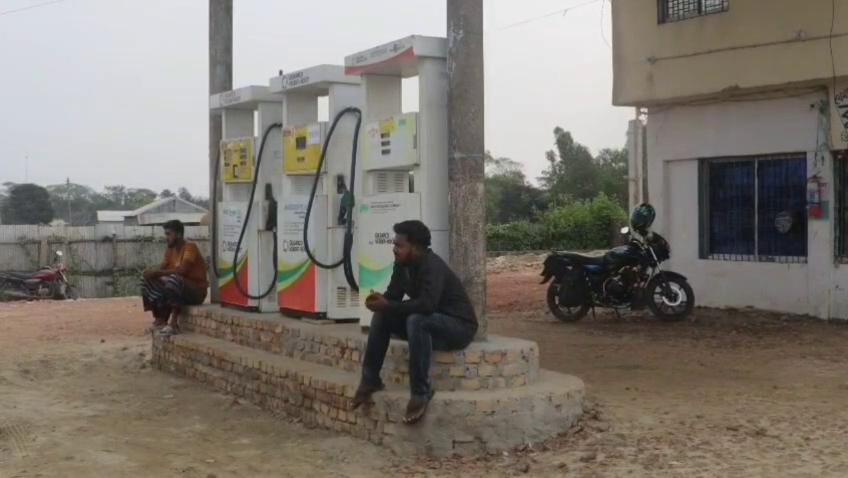 পটুয়াখালীতে জ্বালানী তেলের সংকট, বিপাকে পরিবহন চালক ও জেলেরা