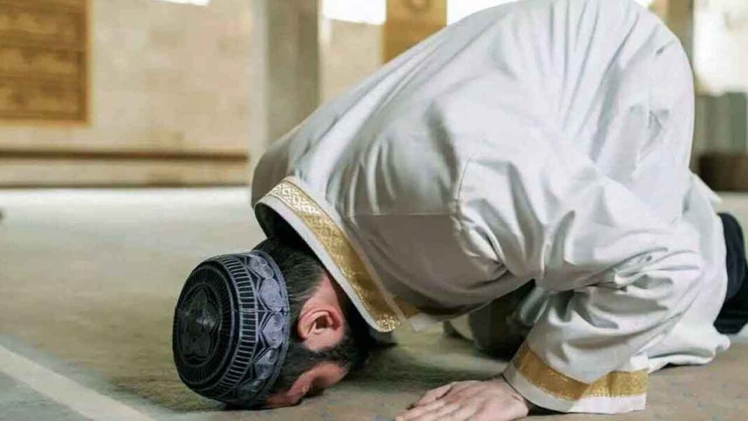 যে ৩ ব্যক্তির নামাজ আল্লাহ কবুল করেন না