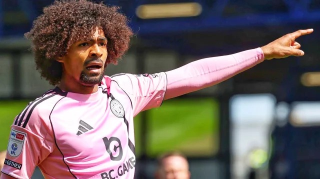 মাঠে বর্ণবাদের শিকার হামজা, প্রতিবাদ করায় দেখলেন হলুদ কার্ড!