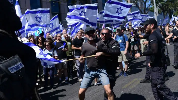 ইসরাইলে নেতানিয়াহুর বিরুদ্ধে ব্যাপক বিক্ষোভ