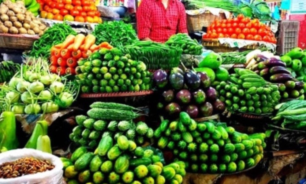 রাজধানীতে চড়া সবজির বাজার