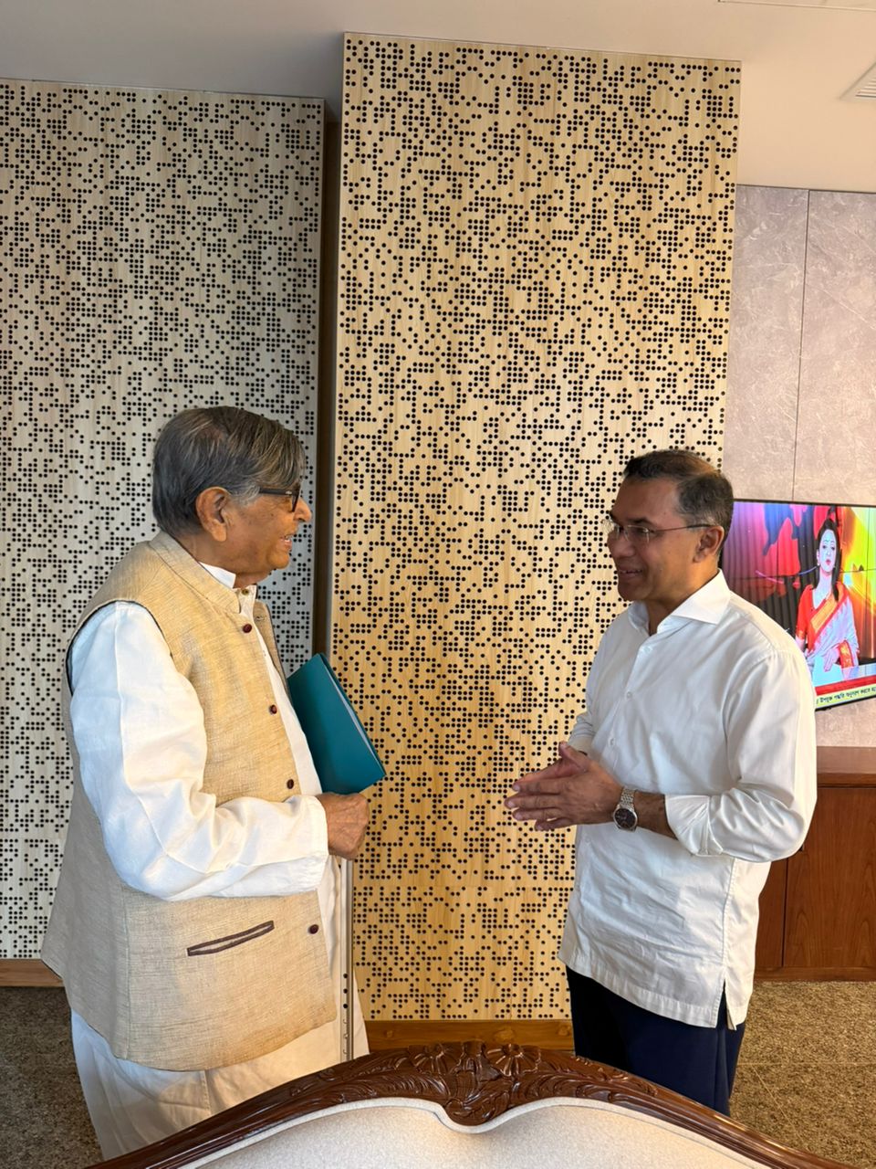 প্রধানমন্ত্রীর সঙ্গে অধ্যাপক আবদুল্লাহ আবু সায়ীদের সাক্ষাৎ