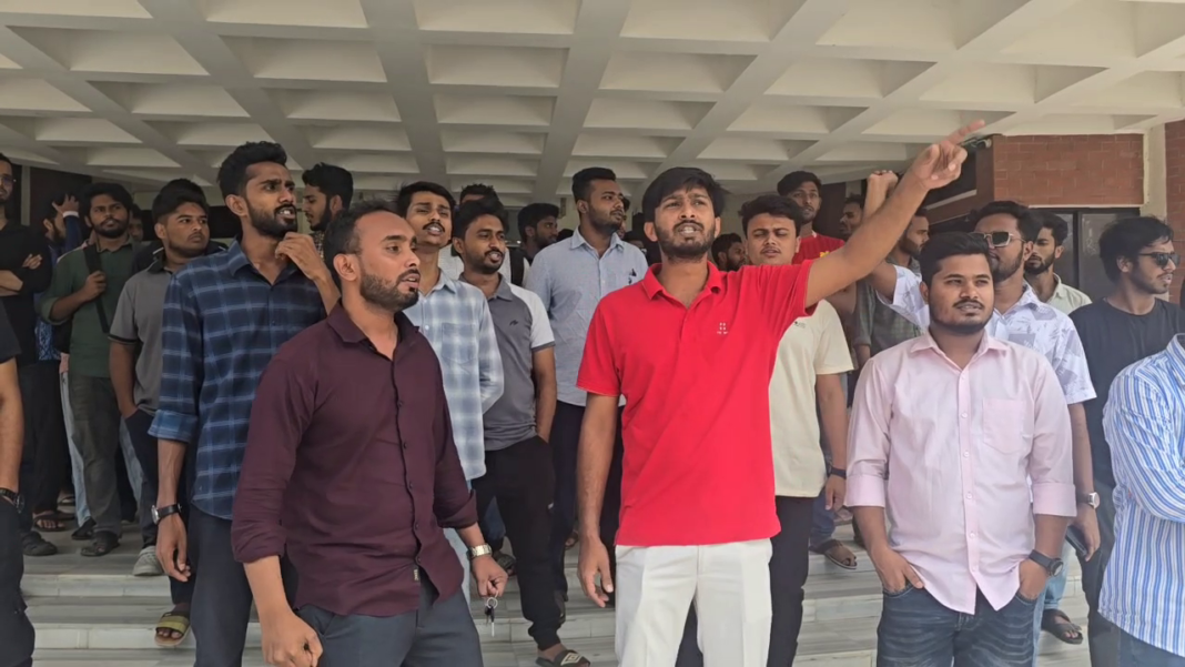 ভাসানী বিশ্ববিদ্যালয়ে প্রক্টরের পদত্যাগ দাবিতে প্রশাসনিক ভবনে তালা, ভিসি অবরুদ্ধ