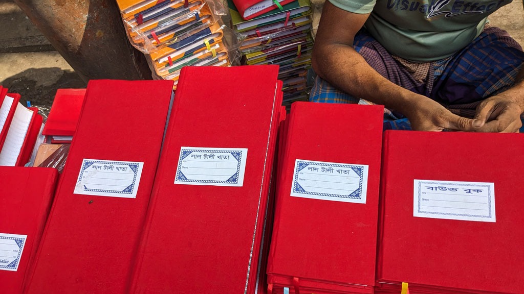 কেন হারিয়ে গেল বাংলার ঐতিহ্যবাহী ব্যবসার ‘লাল খাতা’