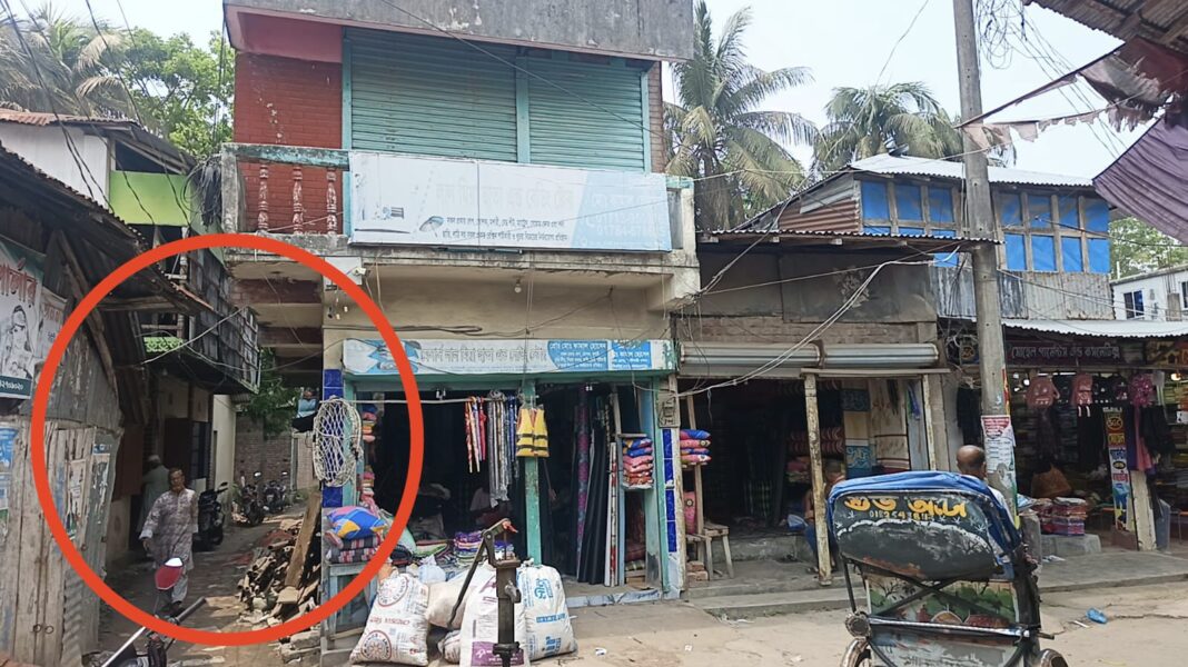 পটুয়াখালীতে সরকারি রাস্তা দখল করে দোকানঘর ও দ্বিতল ভবন নির্মাণ