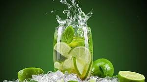 গরম পানি নয়, লেবু খাবেন স্বাভাবিক পানিতে