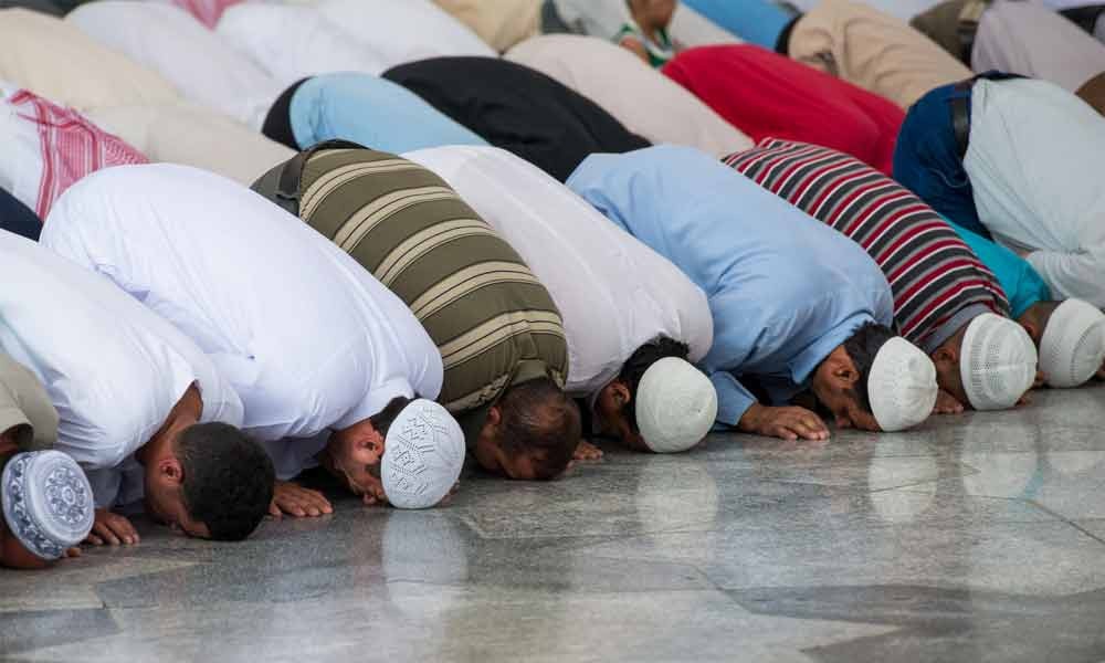 মুসল্লিরা যেভাবে ইমামকে লোকমা দেবেন