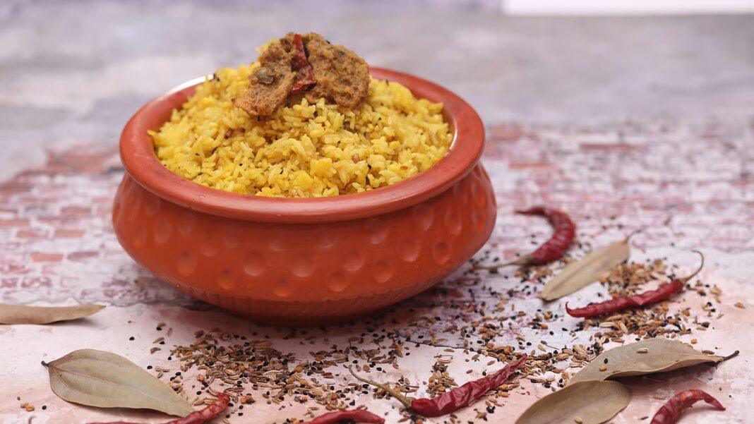 বৃষ্টিতে খাবার তালিকায় রাখুন আচারি খিচুড়ি