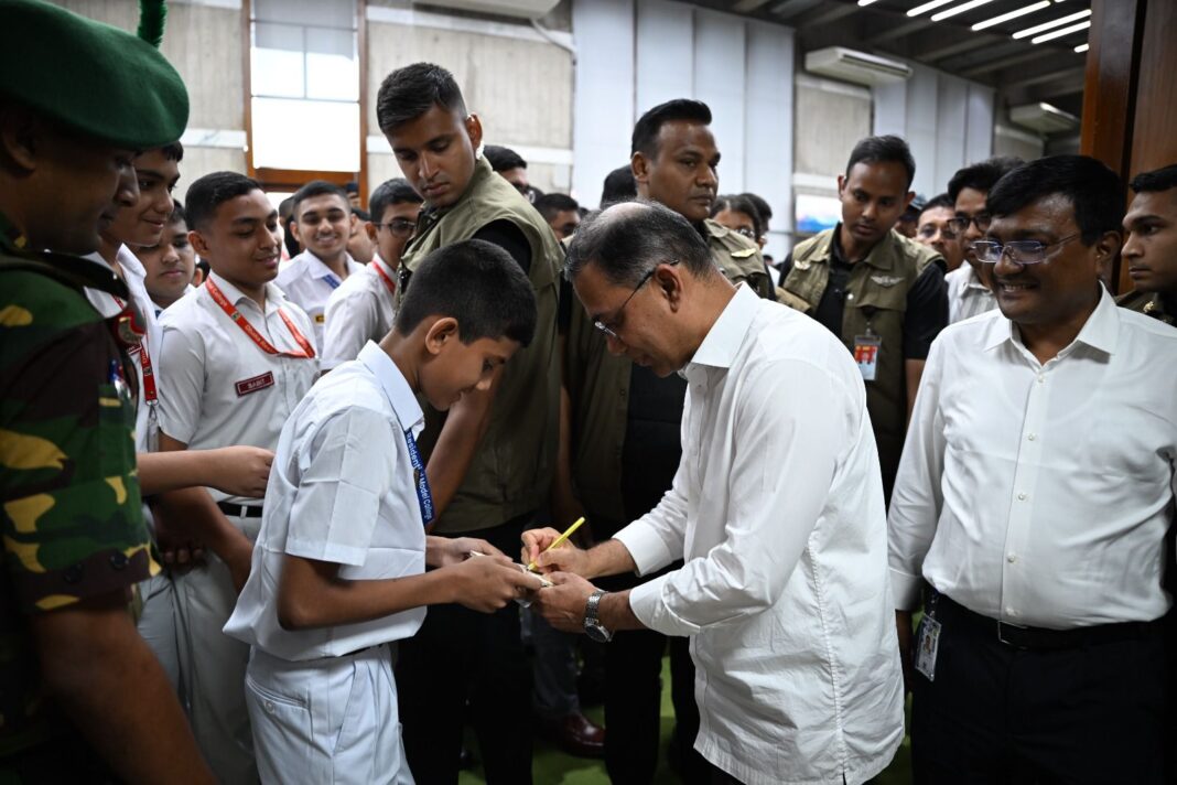 সংসদ ভবন পরিদর্শনে আসা নিজ কলেজের শিক্ষার্থীদের সাথে শুভেচ্ছা বিনিময় করেন প্রধানমন্ত্রী তারেক রহমান