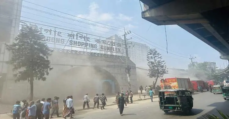 চট্টগ্রাম শপিং কমপ্লেক্সে আগুন, দেড় ঘণ্টার চেষ্টায় নিয়ন্ত্রণে