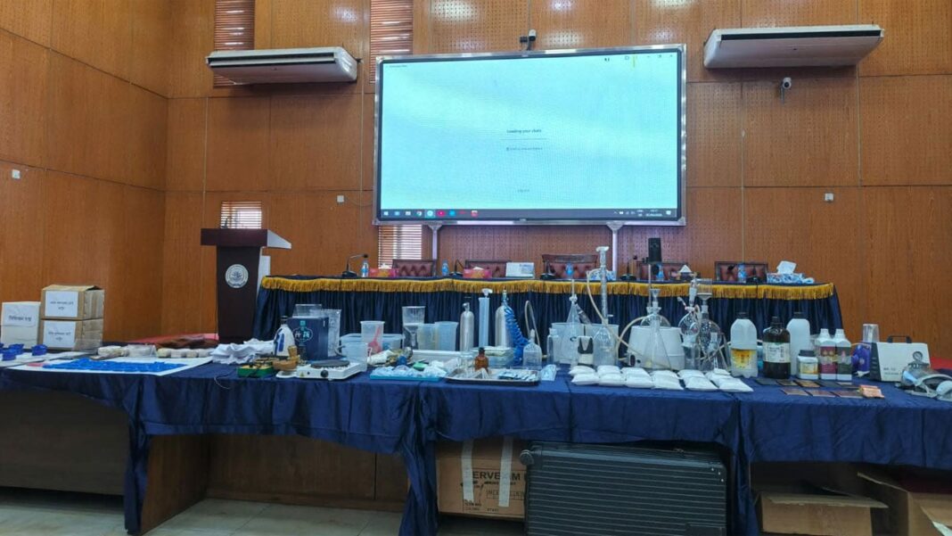 ভ্রমণ ভিসায় ঢাকায় ল্যাব: কিটামিন তৈরির অভিযোগে ৩ চীনা নাগরিক গ্রেপ্তার