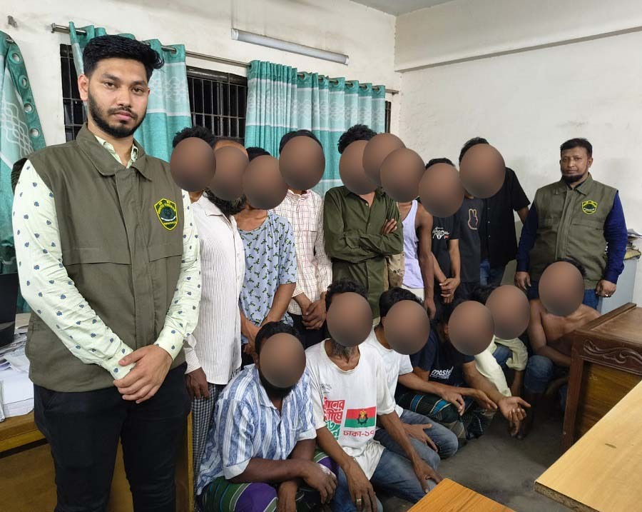 বিশেষ অভিযানে দেশীয় অস্ত্রসহ ১৬ জন গ্রেফতার